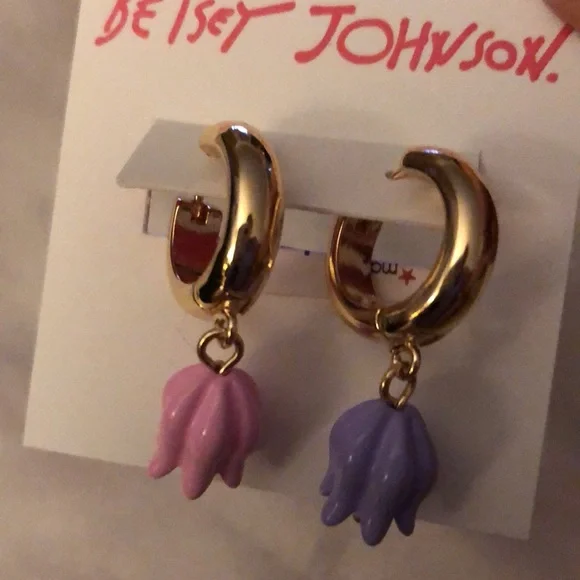 Betsey Johnson Gold Tone Huggie Hoop Earrings Mismatched Tulip Charm NWT - Picture 2 of 13